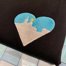 Load image into Gallery viewer, 💙La ligne Bonne Mère Azur Sweat noir à capuche - Unisexe | Phosphorescent