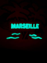 Charger l'image dans la galerie, 😈🌴"Massilia, the Mediterranean Vice City" T-Shirt blanc – Unisexe oversize | Phosphorescent